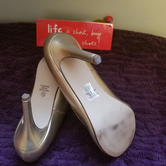 Gold Pumps - Picture 4 of 4